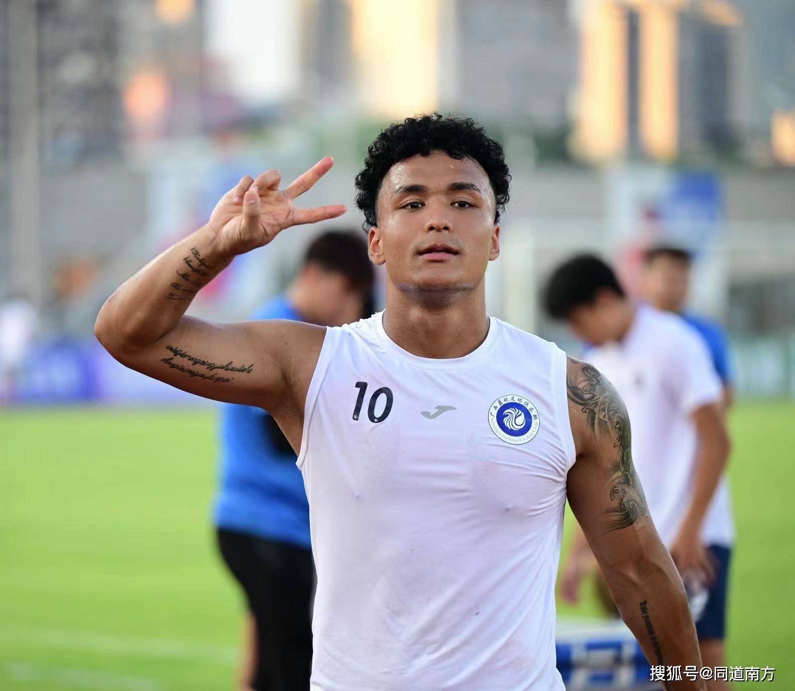 包含加时末段阿贾克斯复出首秀Scout在快船比赛中大比分领先，关键时刻山东男篮调整名单以备NBA常规赛瞬间刷屏的词条